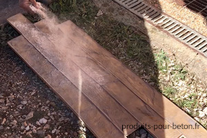 Démoulant liquide pour béton empreinte